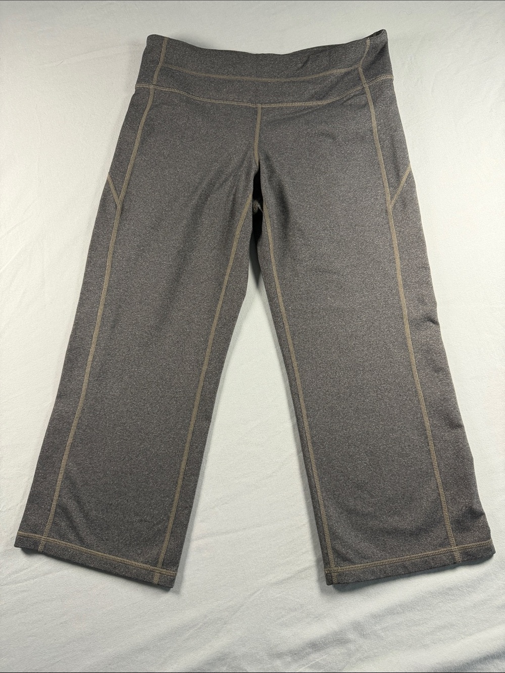 Athleta Gray “Kickbooty”Cropped capri Active Leggings with Contrast Stitching